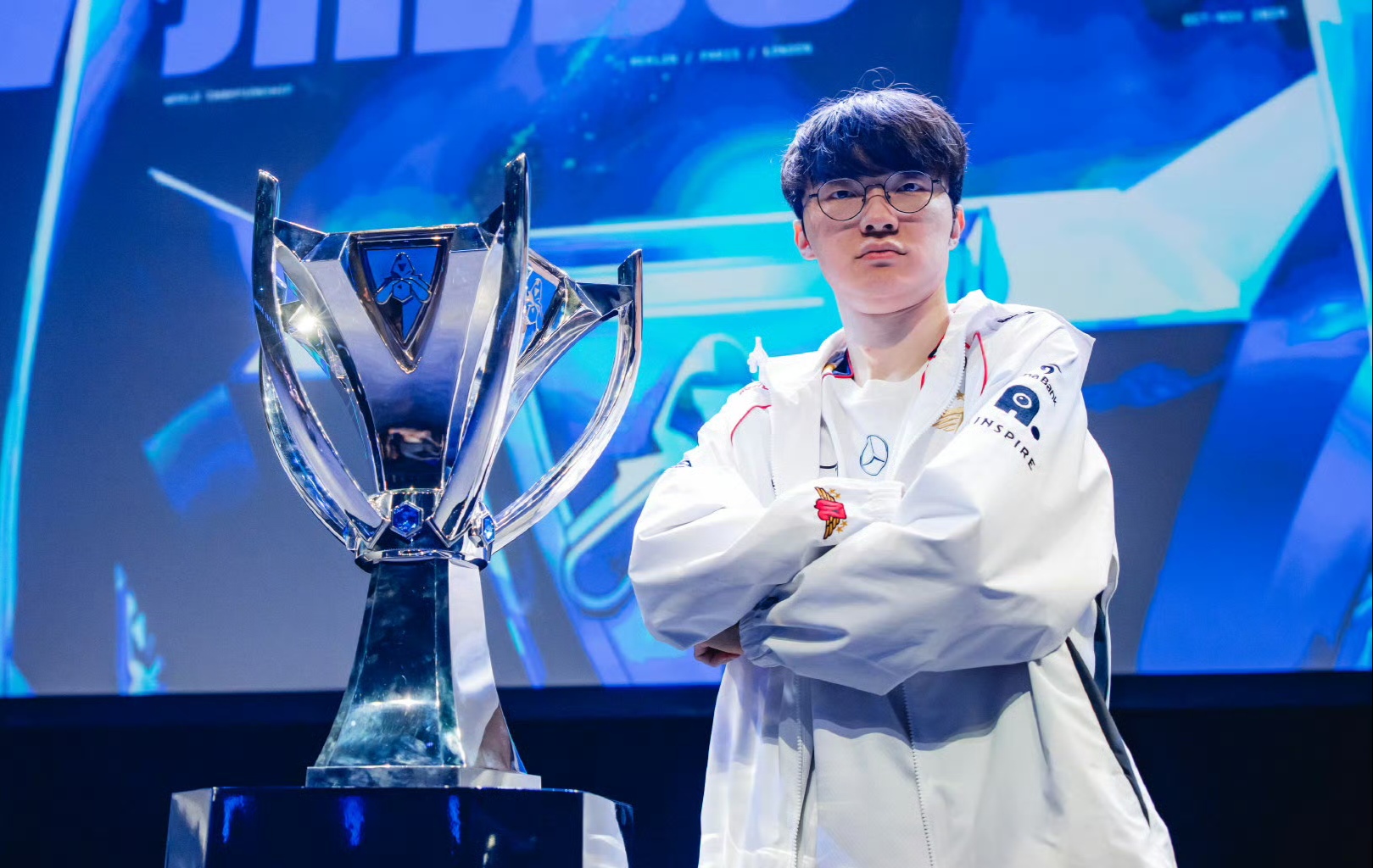 开云体育-LOL-MSI:Faker瑞兹三杀统治团战,T13-0击败BLG晋级胜决(智勋单杀faker完整视频)