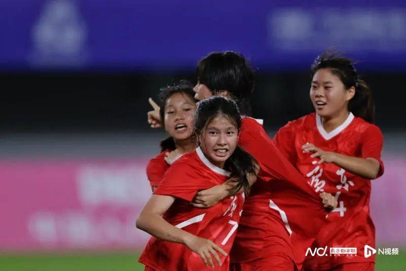 3-1！中国女足太强，冲击东亚冠军，宋凯督战，直播引热议(中国女足拿下东亚杯首胜)