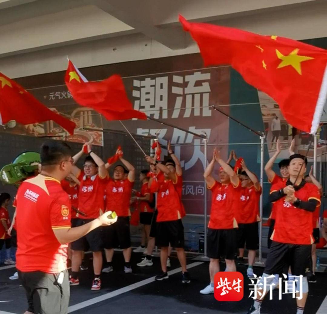 开云体育-比赛现场火爆异常，球迷们为球队呐喊加油(球场上,大家都在为各自的队伍加油助威,呐喊声)