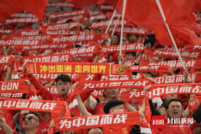 比赛现场火爆异常，球迷们为球队呐喊加油(球场上,大家都在为各自的队伍加油助威,呐喊声)